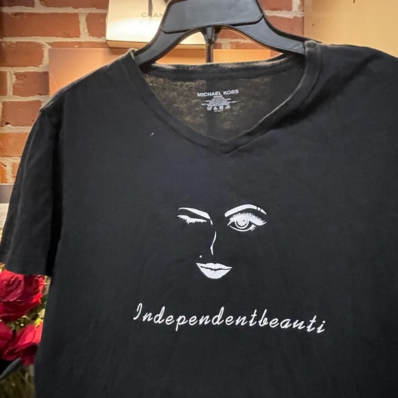 Michael Kors T-shirt with a graphic design that says "Independentbeauti". - Picture 2 of 4